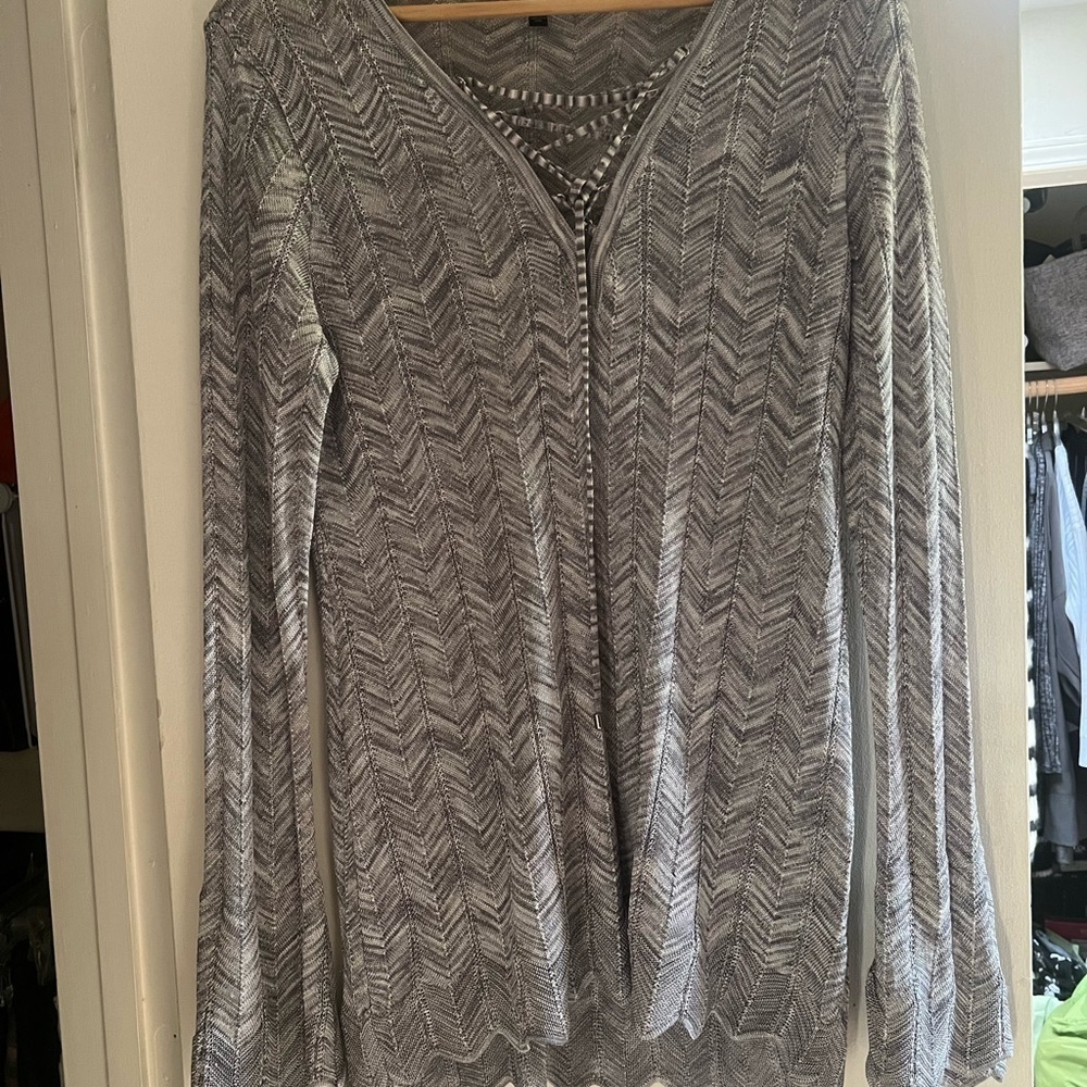 White House Black Market WHBM Gray and Silver Chevron Top M